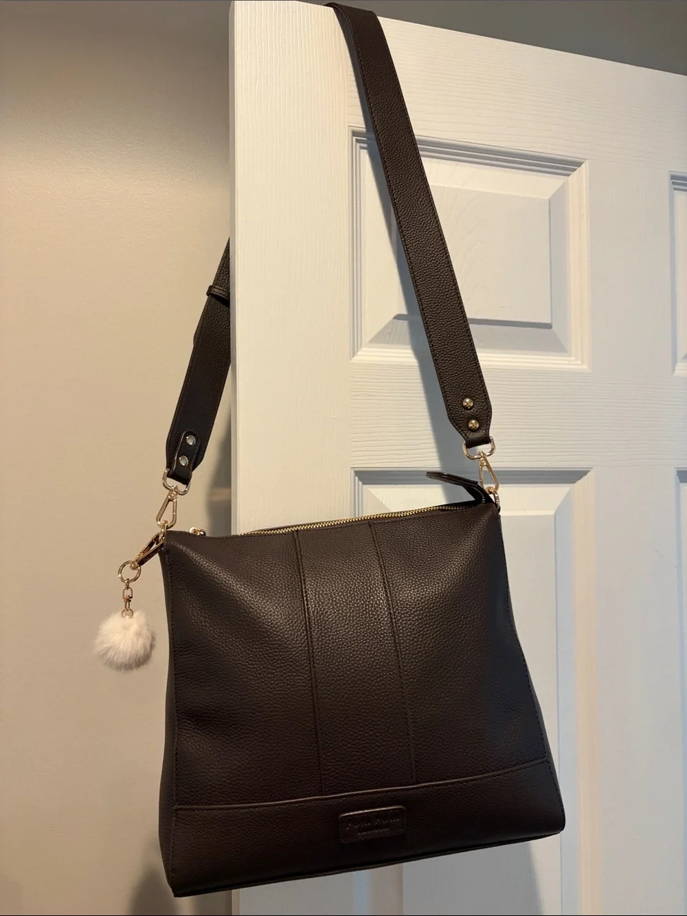Pom Pom London NWOT Women's Dark Brown Pebbled Crossbody Shoulder Bag with dust